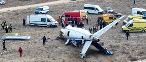 Das Wrack einer Embraer 190 der Azerbaijan Airlines liegt in der Nähe des Flughafens von Aktau. 