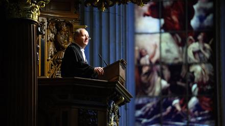 Bischof Christian Stäblein, geistlicher Leiter der Evangelischen Kirche Berlin-Brandenburg-schlesische Oberlausitz, predigt bei der Christvesper im Berliner Dom.