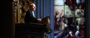 Bischof Christian Stäblein, geistlicher Leiter der Evangelischen Kirche Berlin-Brandenburg-schlesische Oberlausitz, predigt bei der Christvesper im Berliner Dom.