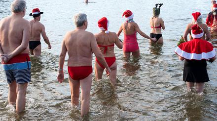 Dutzende Badefreunde gehen am ersten Weihnachtsfeiertag in den kalten Orankesee.