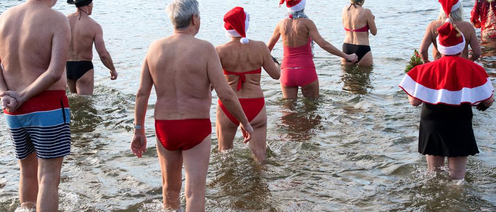 Dutzende Badefreunde gehen am ersten Weihnachtsfeiertag in den kalten Orankesee.