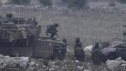 Ein israelischer Soldat steht auf einem Panzer neben einem syrischen Panzer in der Pufferzone nahe der sogenannten Alpha-Linie, die die israelisch kontrollierten Golanhöhen von Syrien trennt, von der Stadt Majdal Shams aus gesehen.
