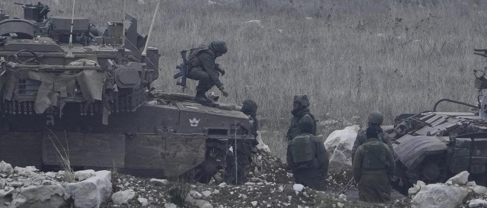 Ein israelischer Soldat steht auf einem Panzer neben einem syrischen Panzer in der Pufferzone nahe der sogenannten Alpha-Linie, die die israelisch kontrollierten Golanhöhen von Syrien trennt, von der Stadt Majdal Shams aus gesehen.