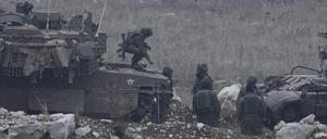 Ein israelischer Soldat steht auf einem Panzer neben einem syrischen Panzer in der Pufferzone nahe der sogenannten Alpha-Linie, die die israelisch kontrollierten Golanhöhen von Syrien trennt, von der Stadt Majdal Shams aus gesehen.