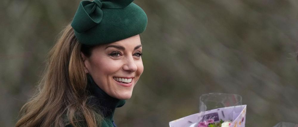 Prinzessin Kate wurde mit Blumen „überhäuft“, wie der Sender Sky News kommentierte.