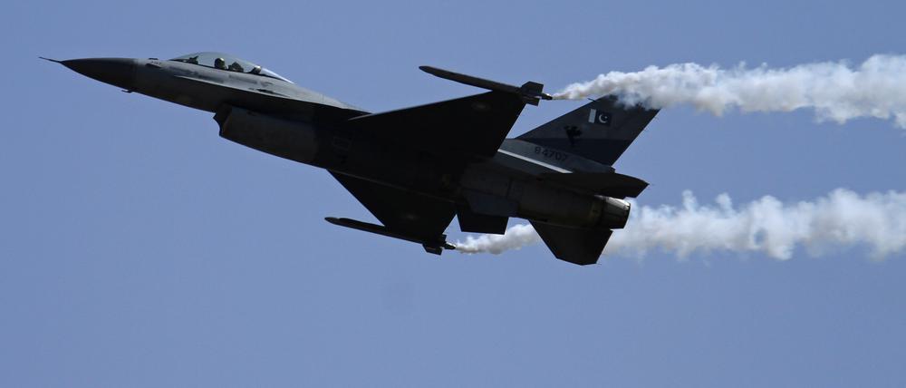Ein pakistanisches Kampfflugzeug vom Typ F-16 fliegt anlässlich einer Militärparade in Islamabad. 