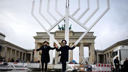 Rabbiner Yehuda Teichtal (l) und Rabbi Shmuel Segal tanzten bei der Einweihung des nach Veranstalterangaben größten Chanukka-Leuchters Europas auf dem Pariser Platz am Montag. (Archivbild)
