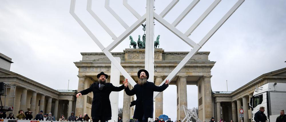 Rabbiner Yehuda Teichtal (l) und Rabbi Shmuel Segal tanzten bei der Einweihung des nach Veranstalterangaben größten Chanukka-Leuchters Europas auf dem Pariser Platz am Montag. (Archivbild)