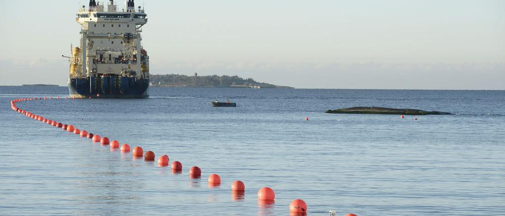 Ein Installationsschiff verlegt ein Unterseekabel. Bei Unterseekabeln kommt es immer wieder zu Störungen. (Archivbild)
