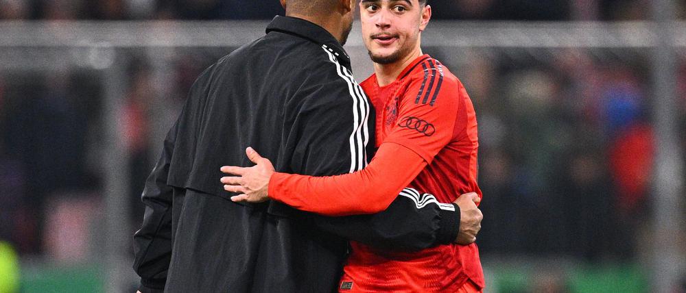 Wieder voll einsatzfähig: Bayerns Aleksandar Pavlovic (r), der von Trainer Kompany eine hohe Meinung hat.