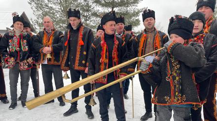 Männer aus dem westukrainischen Mykulytschyn singen traditionelle Weihnachtslieder nach der Messe. Vasyl, 12, ist der jüngste Sternsinger in der Gruppe.