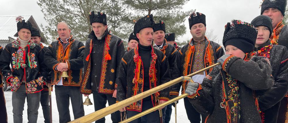 Männer aus dem westukrainischen Mykulytschyn singen traditionelle Weihnachtslieder nach der Messe. Vasyl, 12, ist der jüngste Sternsinger in der Gruppe.
