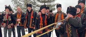Männer aus dem westukrainischen Mykulytschyn singen traditionelle Weihnachtslieder nach der Messe. Vasyl, 12, ist der jüngste Sternsinger in der Gruppe.