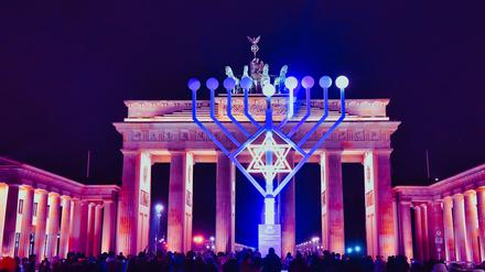 Der Chanukka-Leuchter vor dem Brandenburger Tor gilt als Zeichen eines lebendigen Judentums in Deutschland (Foto aktuell).