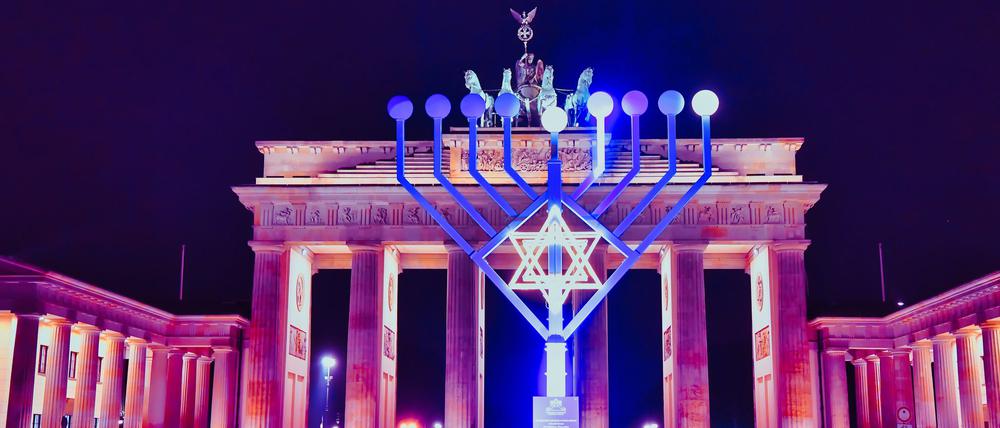 Der Chanukka-Leuchter vor dem Brandenburger Tor gilt als Zeichen eines lebendigen Judentums in Deutschland (Foto aktuell).