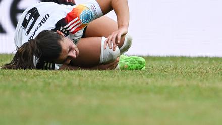 Das Olympia-Aus: Lena Oberdorf verletzt sich im Länderspiel am 16. Juli gegen Österreich schwer am Kreuzband.