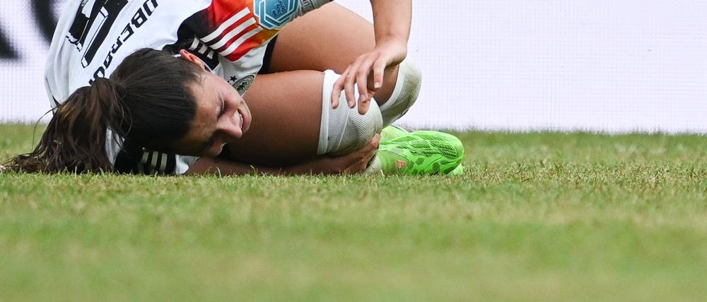 Das Olympia-Aus: Lena Oberdorf verletzt sich im Länderspiel am 16. Juli gegen Österreich schwer am Kreuzband.