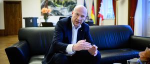 Regierungschef Wegner stellt weitere Kürzungen in Aussicht.   
