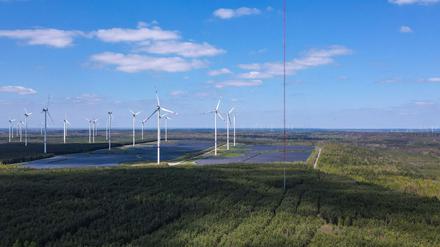 Ein Mast zur Windmessung lieferte Erkenntnisse für den Bau eines einzigartigen Höhenwindrads in der Lausitz. Die Anlage - weit größer als bisherige Windräder - soll 2025 in Betrieb gehen. (Archivbild)