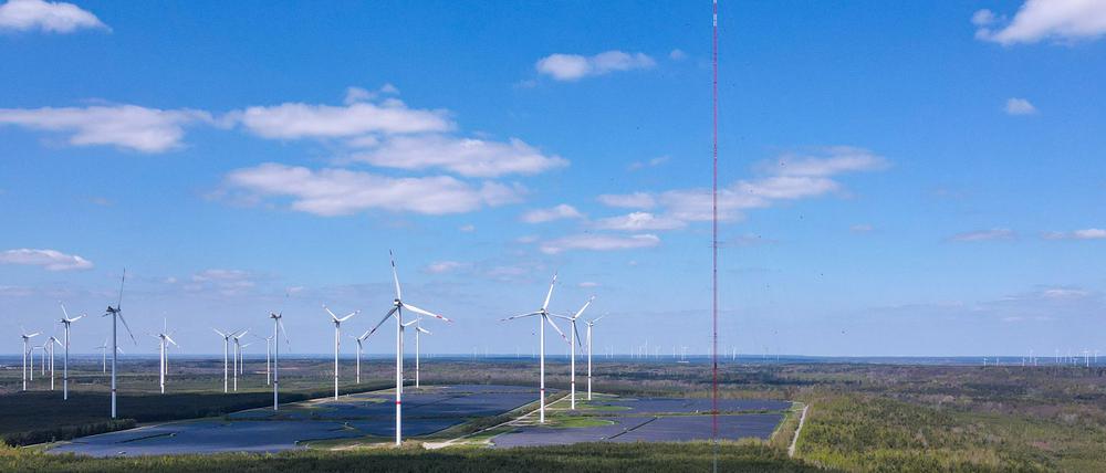 Ein Mast zur Windmessung lieferte Erkenntnisse für den Bau eines einzigartigen Höhenwindrads in der Lausitz. (Archivbild)