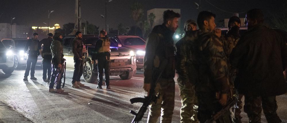 Syrische Kämpfer auf einer Straße in Damaskus (Symbolbild).