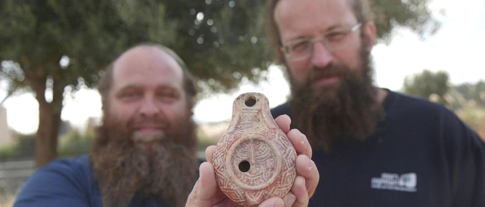 Stolz präsentieren die Archäologen ihren Fund.