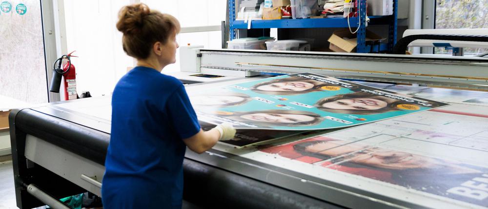 Wegen des bevorstehenden Wahlkampfs haben die Mitarbeiterinnen und Mitarbeiter in der Druckerei Pawellek derzeit alle Hände voll zu tun.  