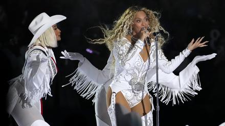 Beyoncé tritt in der Halbzeitpause des NFL-Footballspiels zwischen den Houston Texans und den Baltimore Ravens auf. 