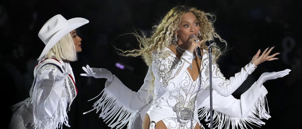 Beyoncé tritt in der Halbzeitpause des NFL-Footballspiels zwischen den Houston Texans und den Baltimore Ravens auf.