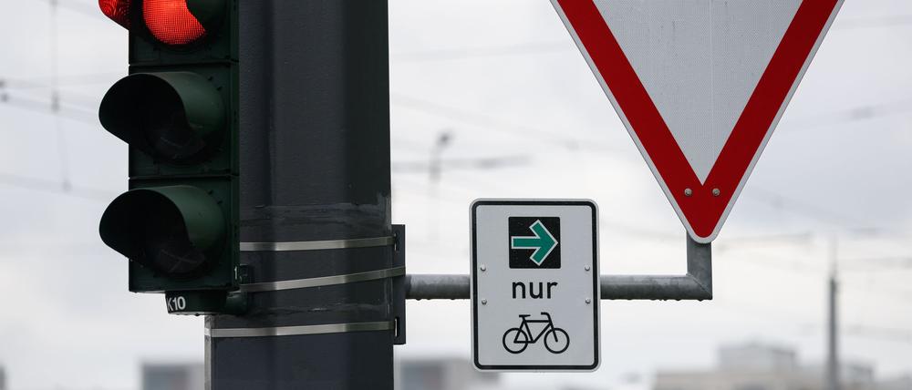 Der Grüne Pfeil für Radfahrer soll den Verkehrsfluss verbessern. (Symbolbild)
