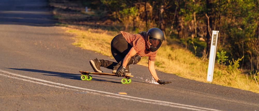 Anna Pixner braucht extreme Körperbeherrschung, um die Kontrolle über sich und das Skateboard zu behalten.