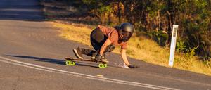 Anna Pixner braucht extreme Körperbeherrschung, um die Kontrolle über sich und das Skateboard zu behalten.