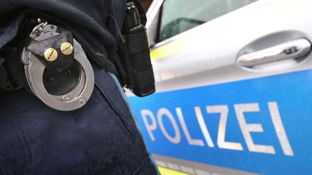 Die Berliner Polizei hat einen Mann festgenommen, der eine Frau mit einem Messer verletzt haben soll. Inzwischen ist er in Haft. (Symbolbild)