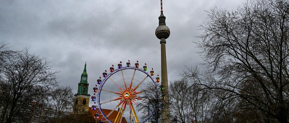 Auf dem Weihnachtsmarkt am Alexanderplatz wurde eine Handtasche entdeckt, von der nicht klar war, wem sie gehört - nach Einschätzung der Polizei besteht keine Gefahr. (Archivfoto)
