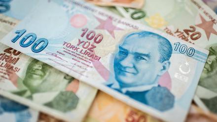 Die türkische Zentralbank hat angesichts der nachlassenden Inflation erstmals seit Anfang 2023 ihren Leitzins gesenkt. 
