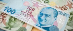 Die türkische Zentralbank hat angesichts der nachlassenden Inflation erstmals seit Anfang 2023 ihren Leitzins gesenkt. 