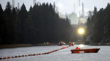 Das Unterseekabel für die Stromverbindung EstLink2 zwischen Finnland und Estland wird mithilfe von Tauchern und Tragekissen an das Ufer von Nikuviken gezogen. 
