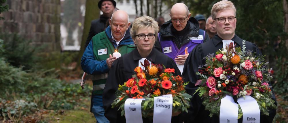 Nach dem Gedenkgottesdienst wurden Kränze für die Berliner Opfer der Tsunami-Katastrophe von 2004 auf dem Gedenkstein neben der Dorfkirche in Alt-Tempelhof niedergelegt.