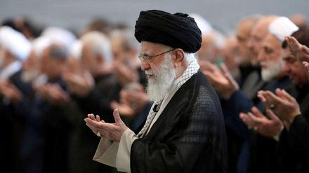 Der iranische Revolutionsführer Ajatollah Ali Chamenei im Oktober bei einer Gedenkfeier für den getöteten libanesischen Hisbollah-Führer Hassan Nasrallah.