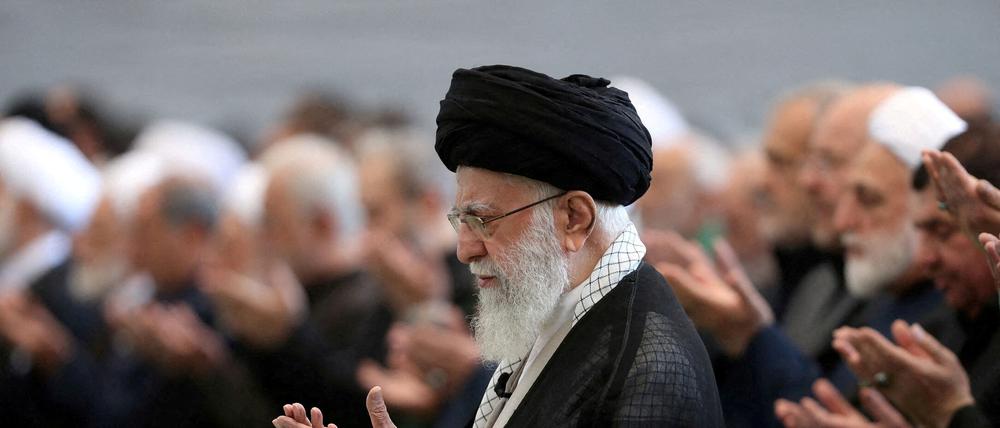 Der iranische Revolutionsführer Ajatollah Ali Chamenei im Oktober bei einer Gedenkfeier für den getöteten libanesischen Hisbollah-Führer Hassan Nasrallah.