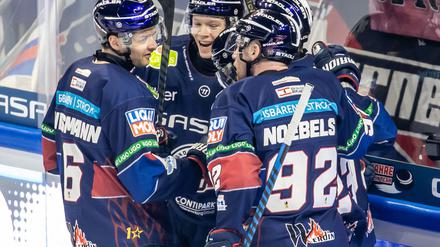 Die Eisbären Berlin hatten in Wolfsburg wieder Grund zum Jubeln.