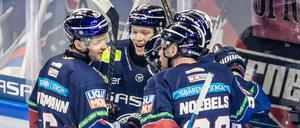 Die Eisbären Berlin hatten in Wolfsburg wieder Grund zum Jubeln.