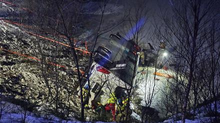 Rettungskräfte arbeiten am Ort des Unfalls.