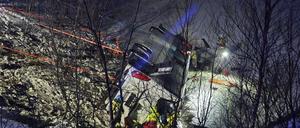 Rettungskräfte arbeiten am Ort des Unfalls.