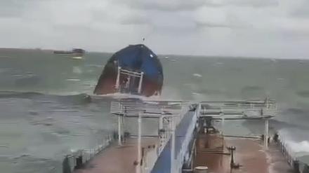 Dieses Foto aus einem von der Staatsanwaltschaft für den südlichen Teil Russlands veröffentlichten Video zeigt einen Wolgoneft-212-Tanker, der in der Meerenge von Kertsch, Russland, durch einen Sturm in Seenot geraten ist.