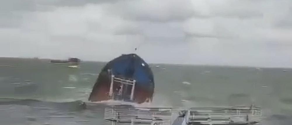 Dieses Foto aus einem von der Staatsanwaltschaft für den südlichen Teil Russlands veröffentlichten Video zeigt einen Wolgoneft-212-Tanker, der in der Meerenge von Kertsch, Russland, durch einen Sturm in Seenot geraten ist.