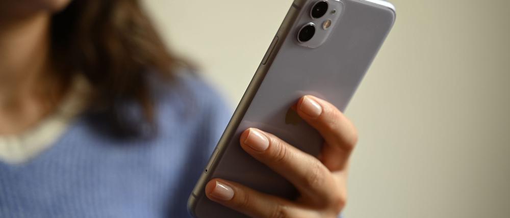 Laut einer repräsentativen Umfrage nehmen sich immer mehr Menschen vor, weniger Zeit am Handy zu verbringen. (Symbolbild)