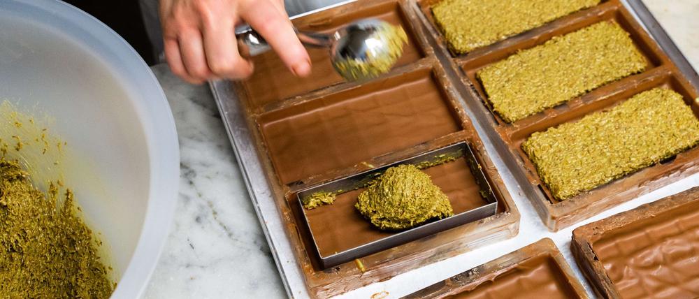 Trend Dubai-Schokolade: Tafeln werden mit einer Creme aus Pistazienmus und Engelshaar gefüllt. (Archivbild)