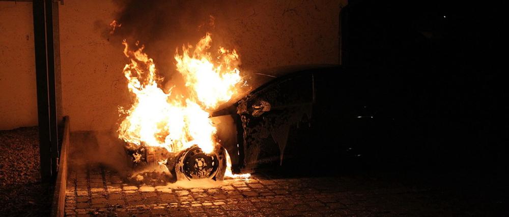 Ein Auto brennt auf einem Parkplatz. (Symbolbild)