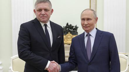 Der russische Präsident Wladimir Putin (r.) empfing am Sonntag den slowakischen Ministerpräsidenten Robert Fico.